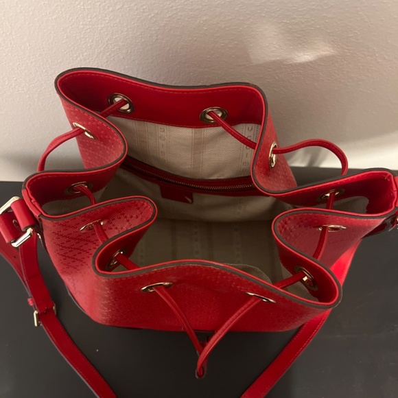 Red patent Gucci bucket bag - Picture 2 of 2